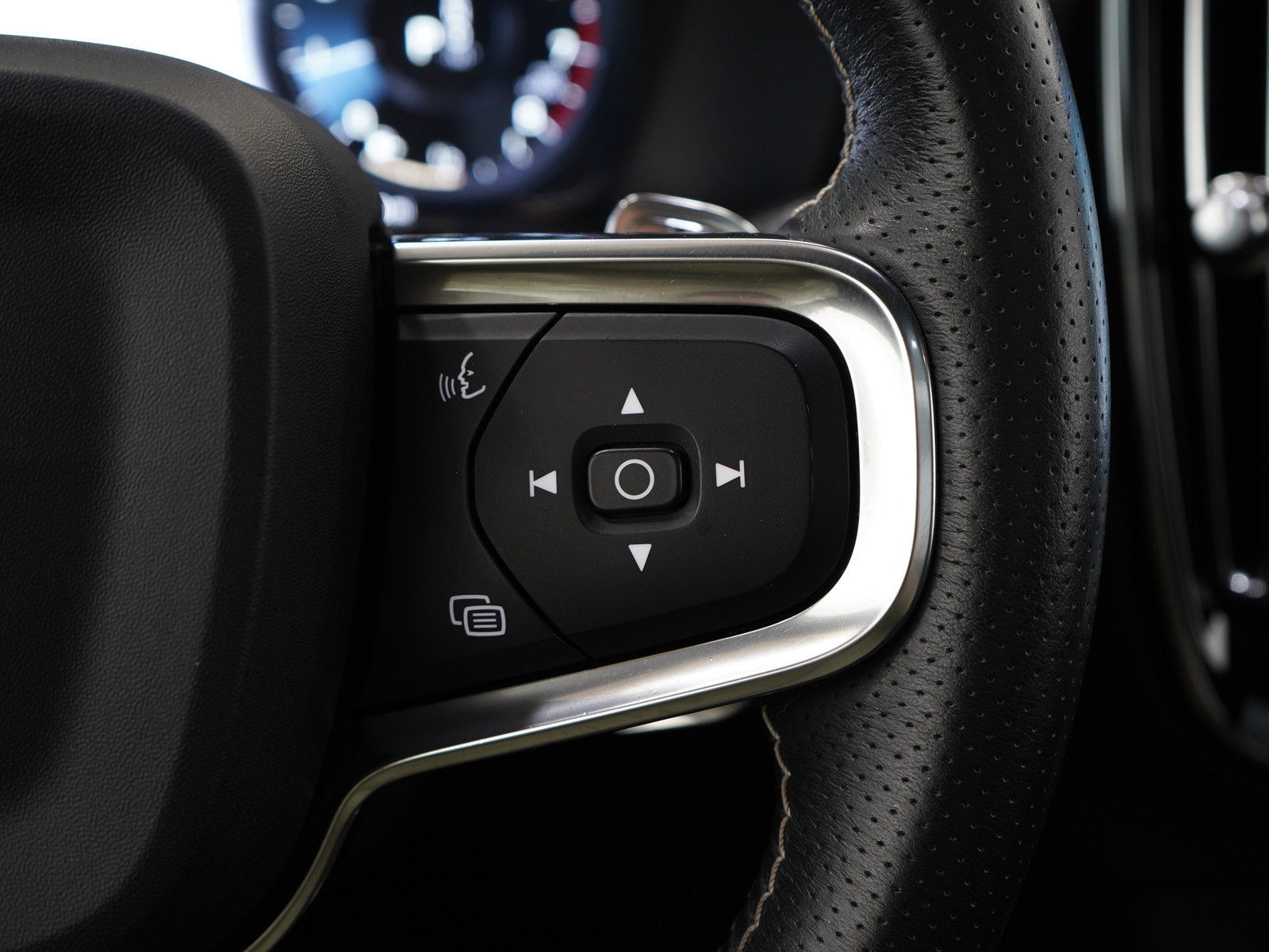 2019 Volvo XC40 R-Design photo 23