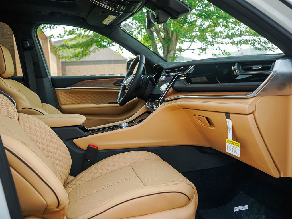 2025 Jeep Grand Cherokee L Summit photo 9