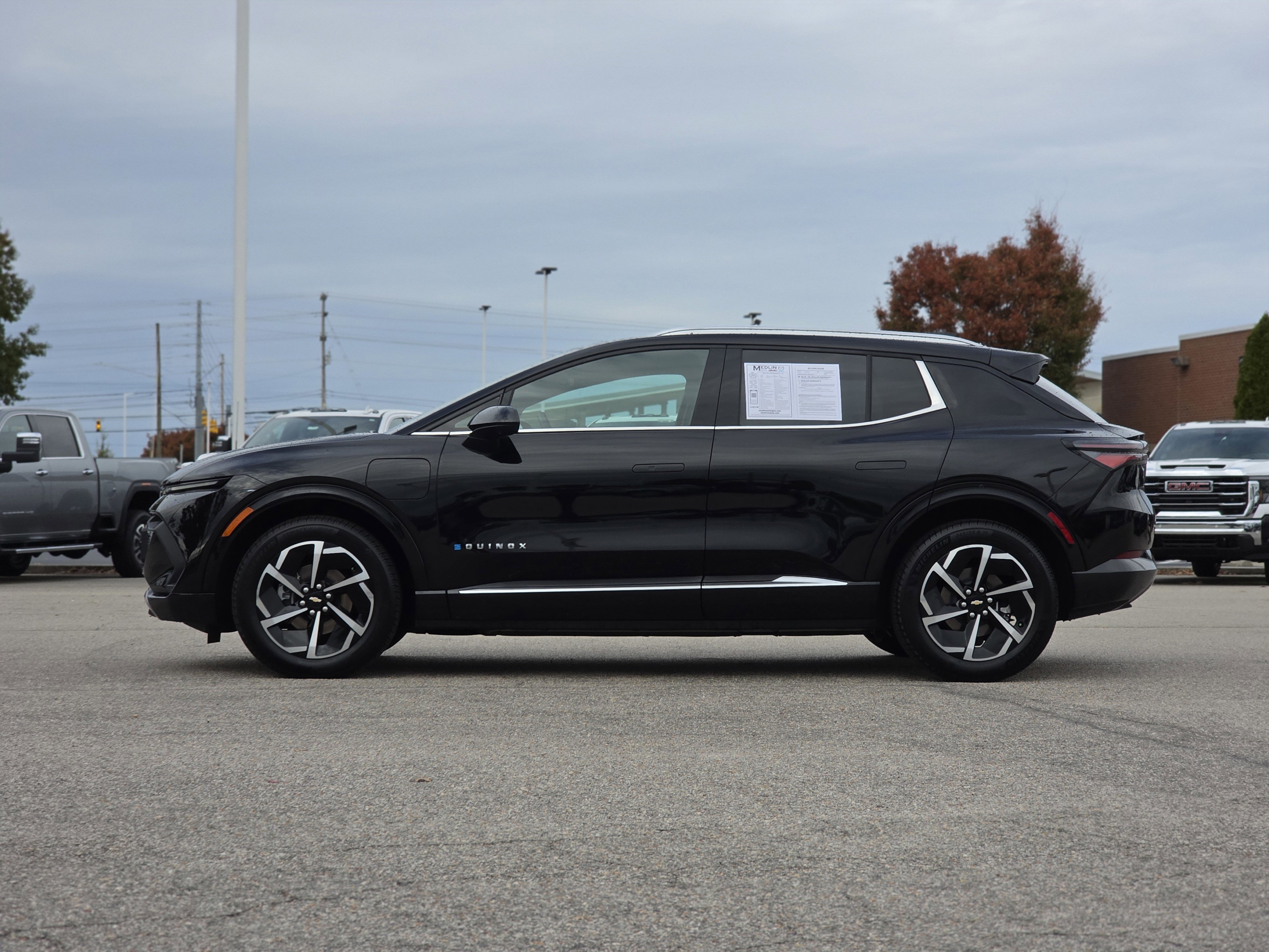 2025 Chevrolet Equinox EV 1LT photo 2