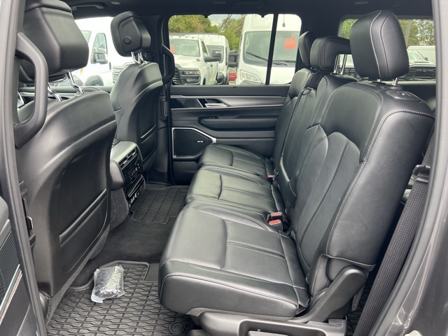 2024 Jeep Wagoneer L Series II photo 17