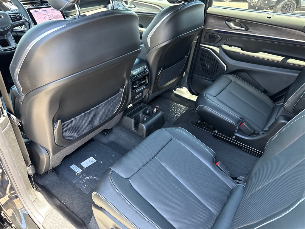 2025 Jeep Grand Cherokee Overland photo 17
