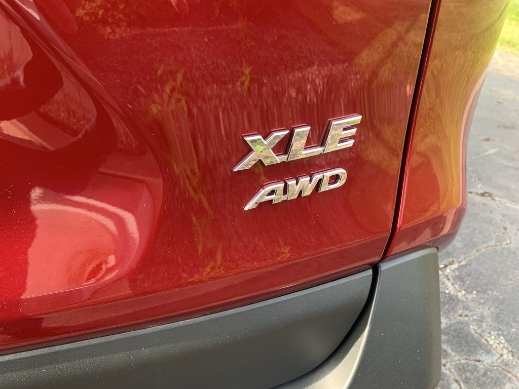 2025 Toyota RAV4 XLE photo 7