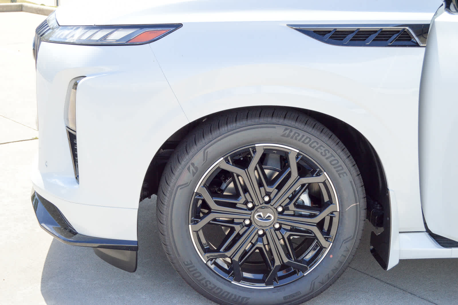 2026 Infiniti QX80 Sensory photo 2