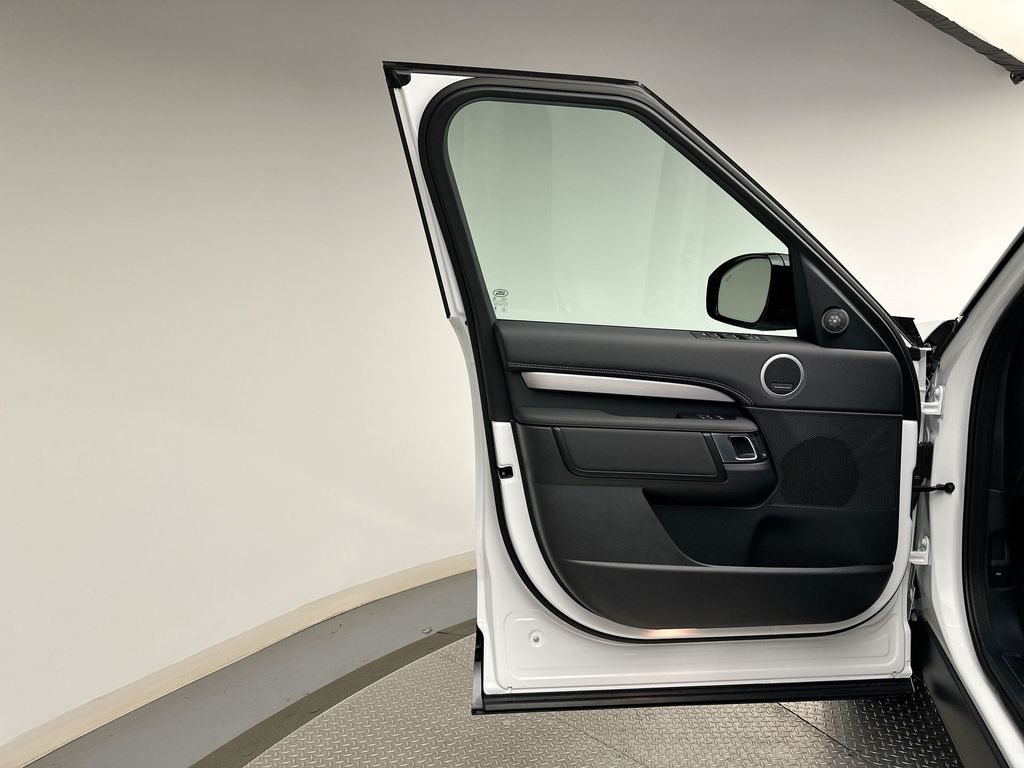 2025 Land Rover Discovery SE photo 7
