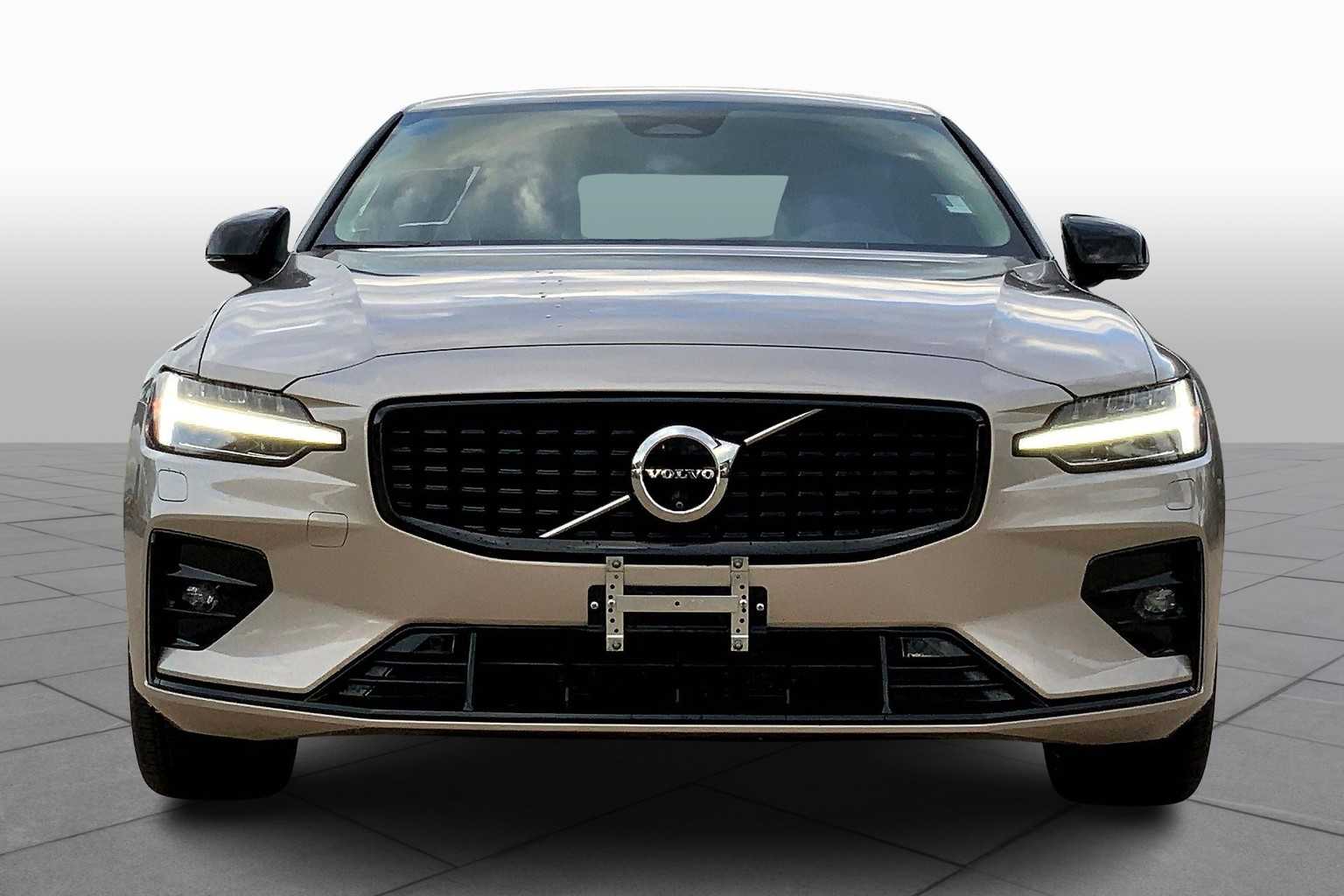 2024 Volvo S60 Plus photo 3