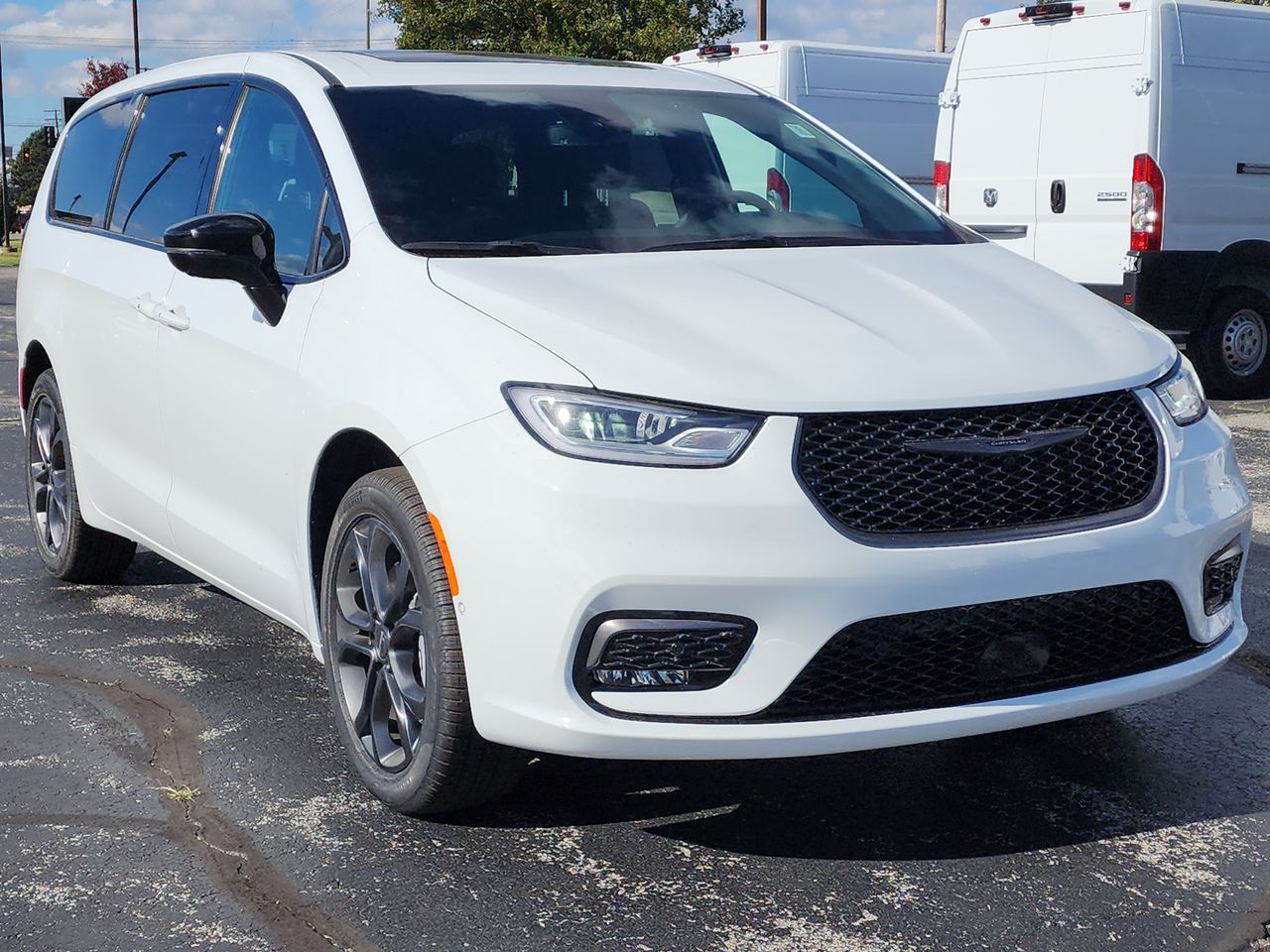 2026 Chrysler Pacifica Select's photo