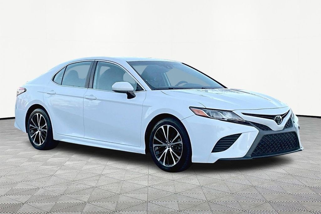 2019 Toyota Camry SE's photo
