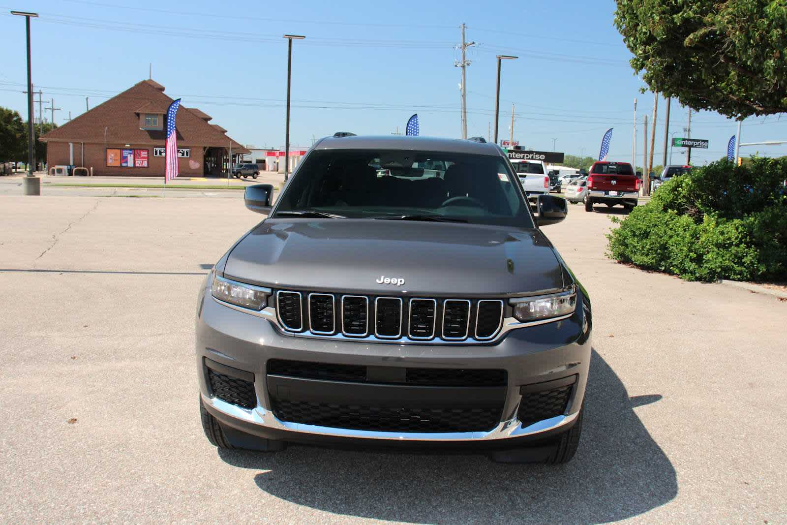 2025 Jeep Grand Cherokee Laredo X photo 2