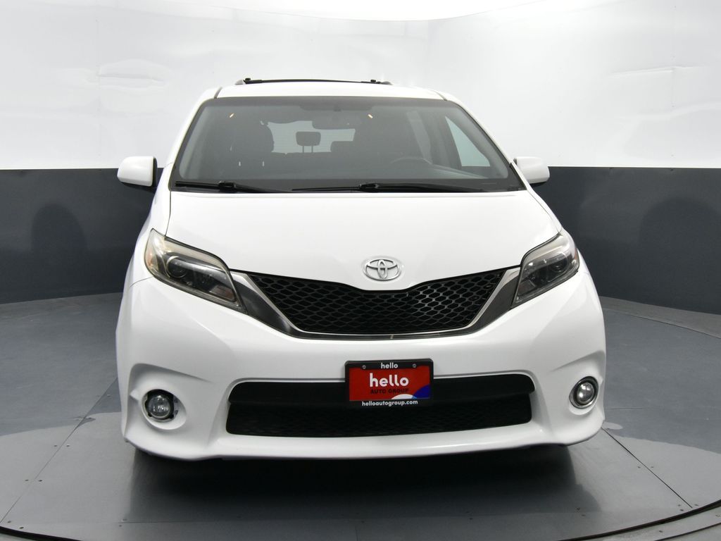 2017 Toyota Sienna SE photo 2