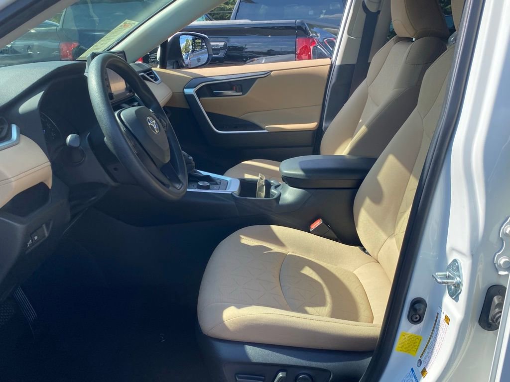 2022 Toyota RAV4 Hybrid XLE photo 5