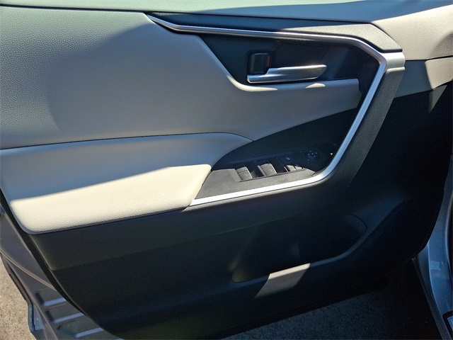 2025 Toyota RAV4 XLE photo 12