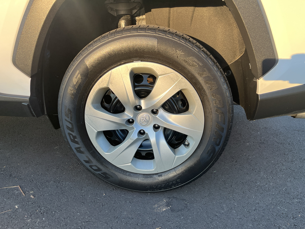 2020 Toyota RAV4 LE photo 2