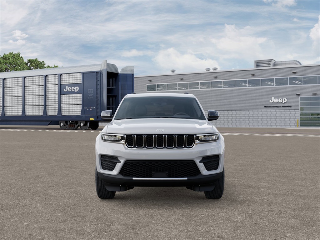 2025 Jeep Grand Cherokee Laredo photo 2