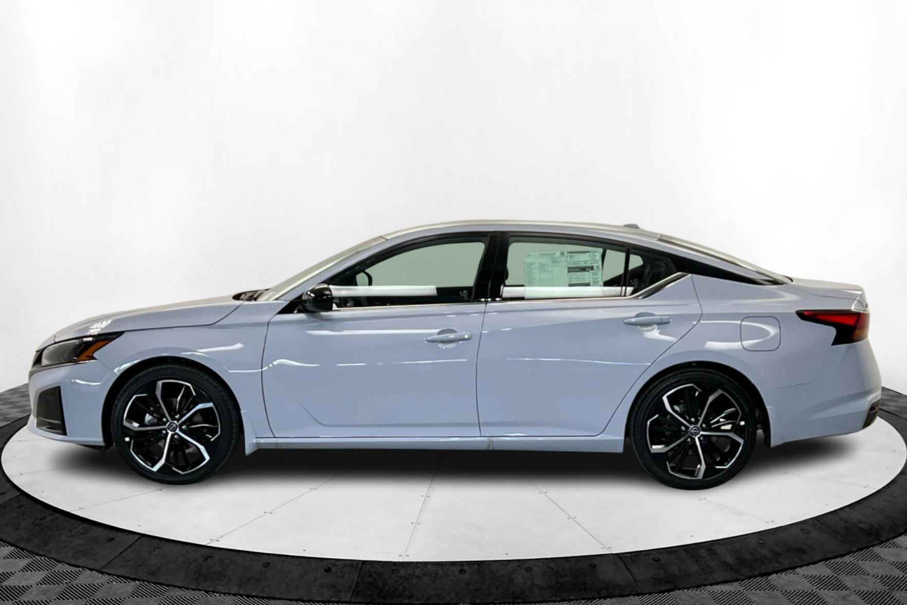 2025 Nissan Altima SR photo 2