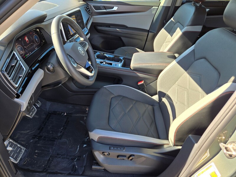 2024 Volkswagen Atlas Peak Edition SEL photo 3