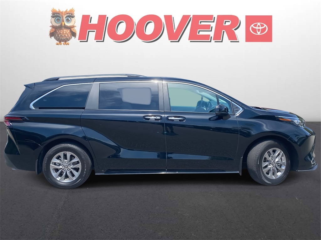 2024 Toyota Sienna XLE photo 2