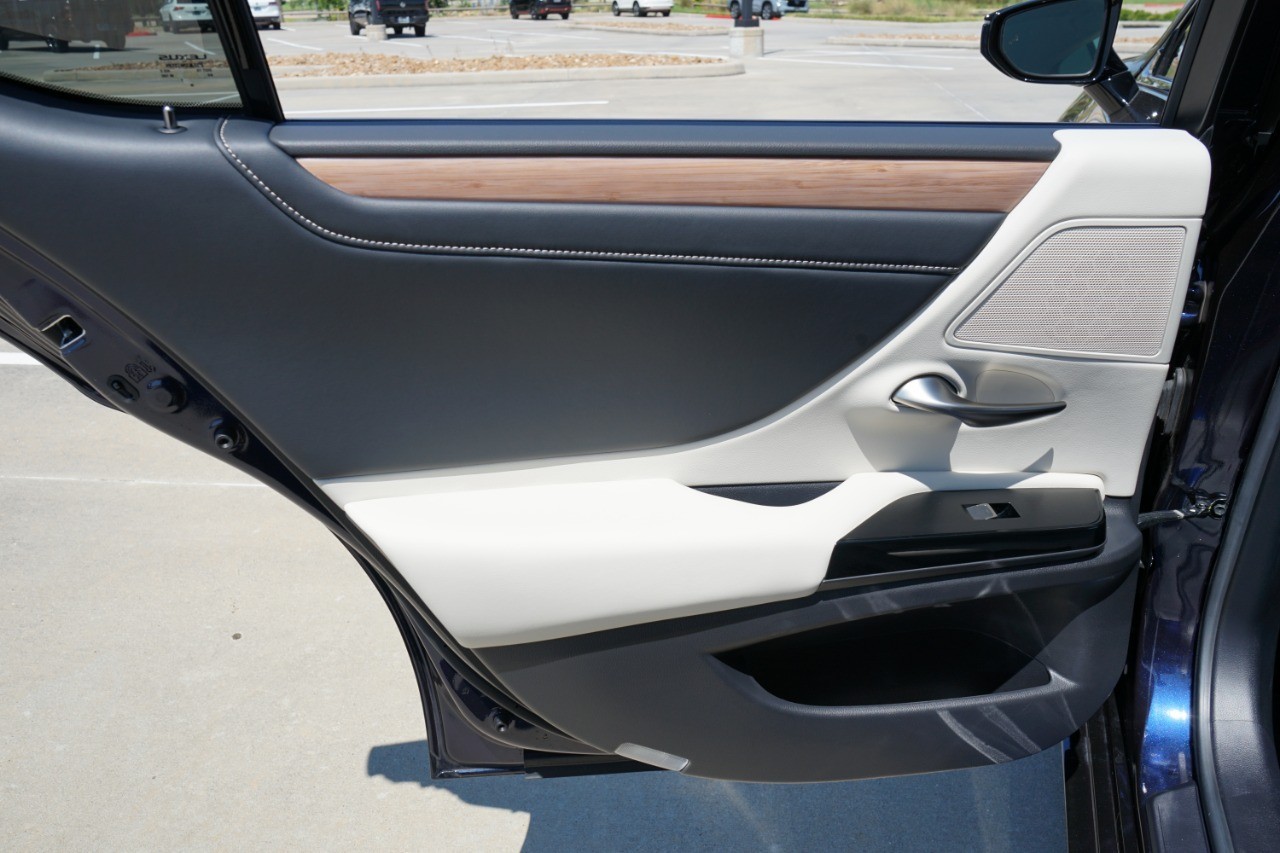 2025 Lexus ES 350 photo 31
