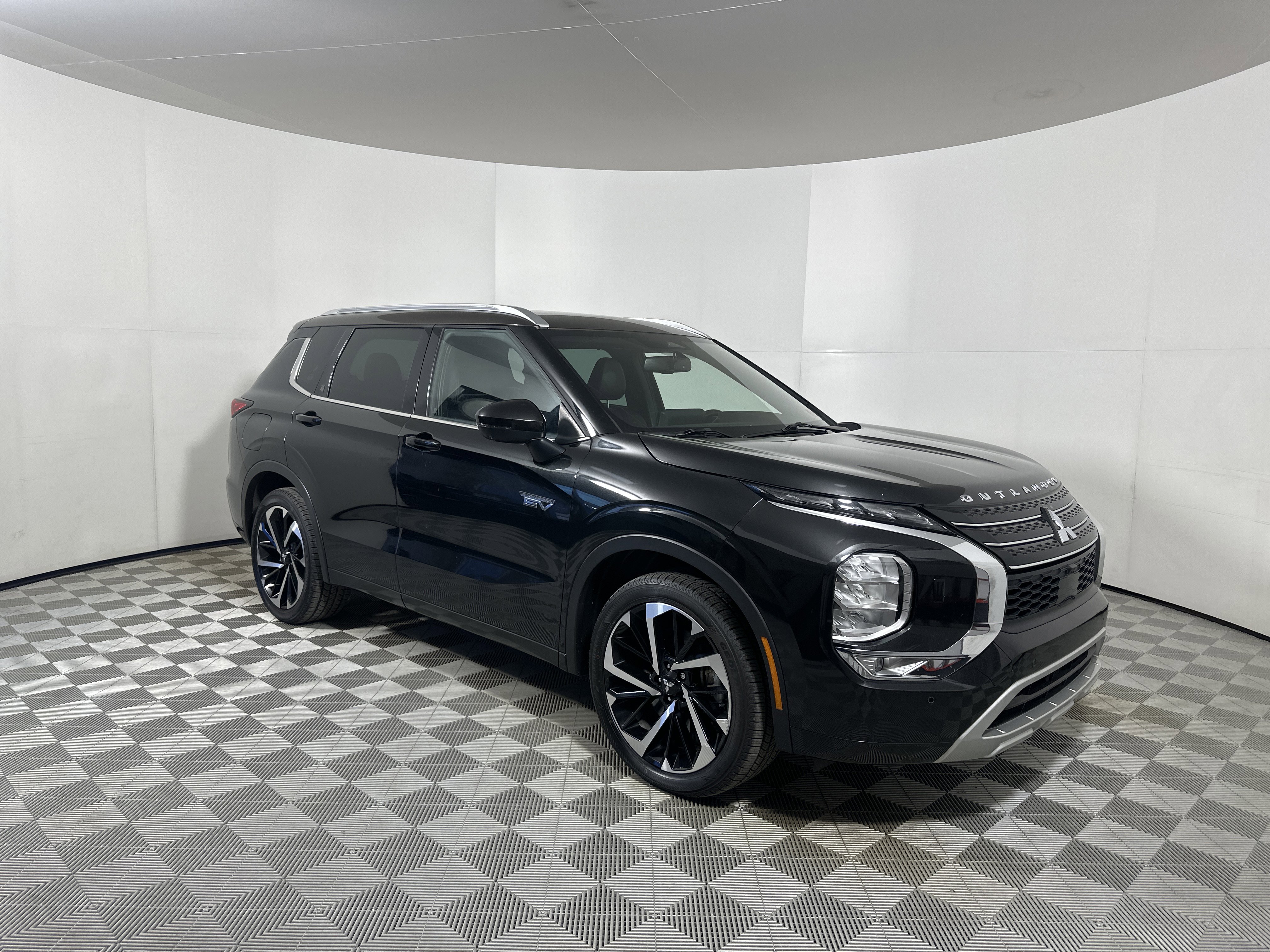 2023 Mitsubishi Outlander Plug-In Hybrid 40th Anniversary's photo