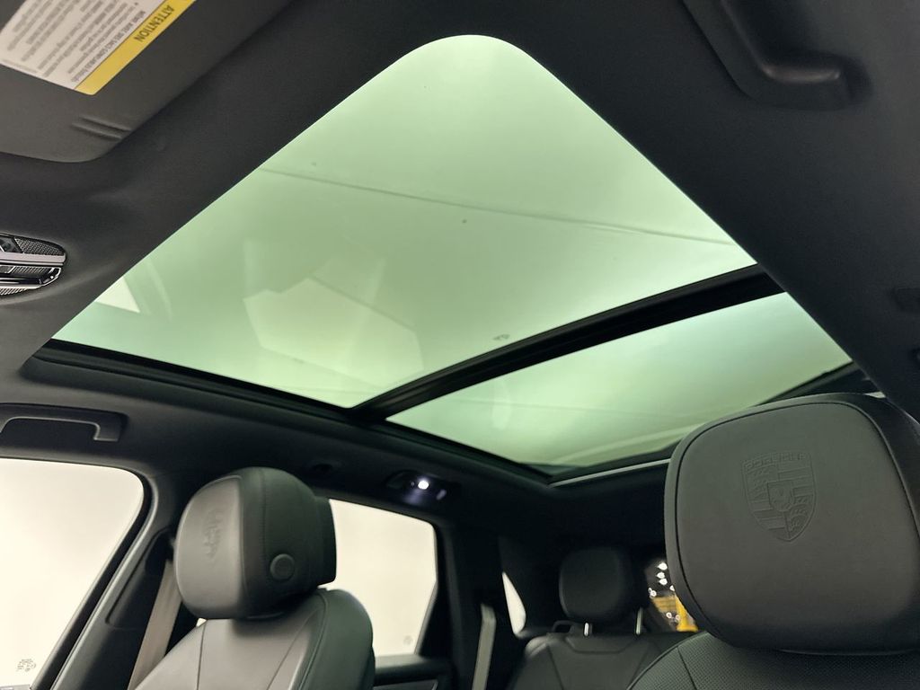 2022 Porsche Cayenne Base photo 11