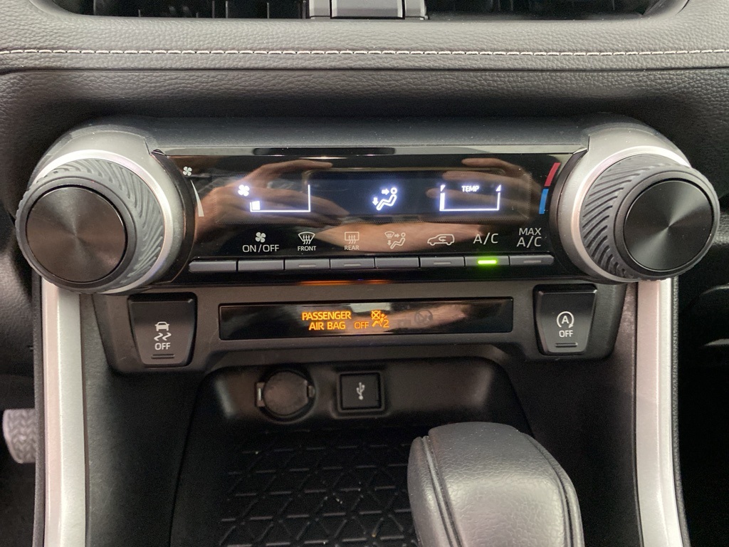 2022 Toyota RAV4 LE photo 5