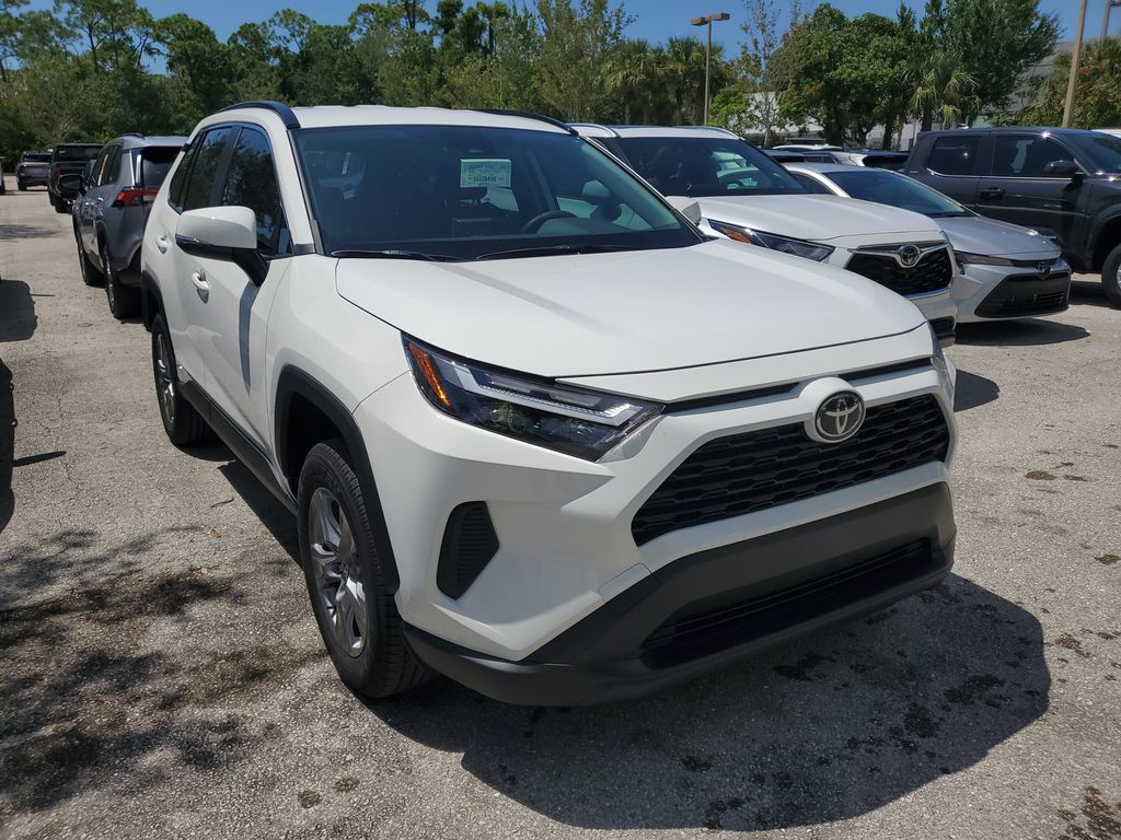 2025 Toyota RAV4 Hybrid LE photo 3