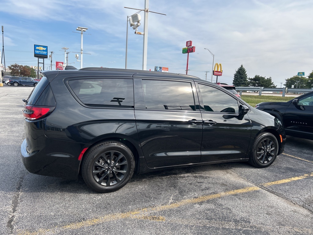 2021 Chrysler Pacifica Touring photo 3