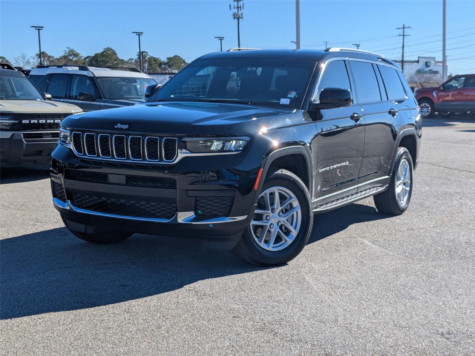 2025 Jeep Grand Cherokee L Laredo's photo