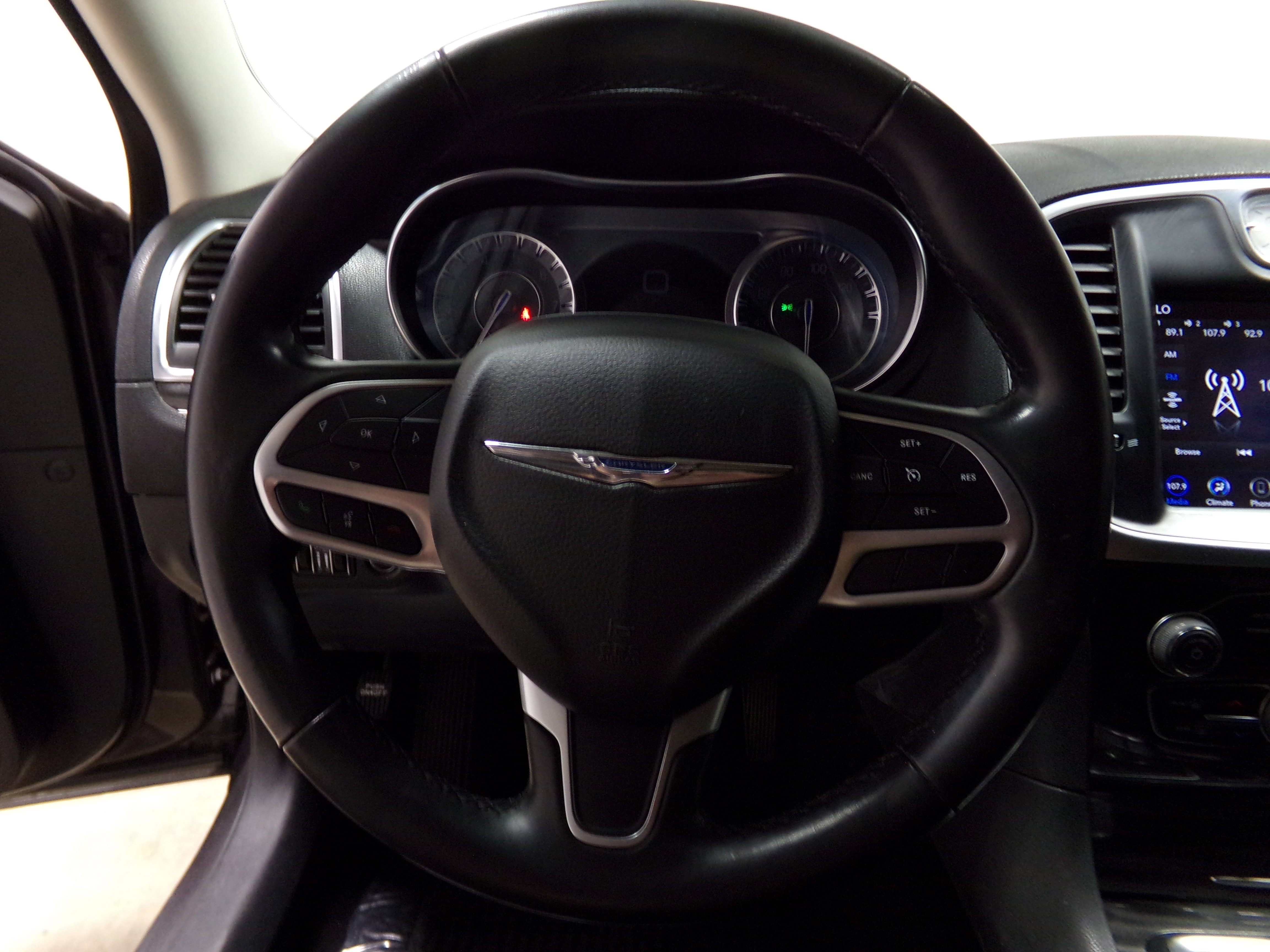 2020 Chrysler 300 Touring photo 14
