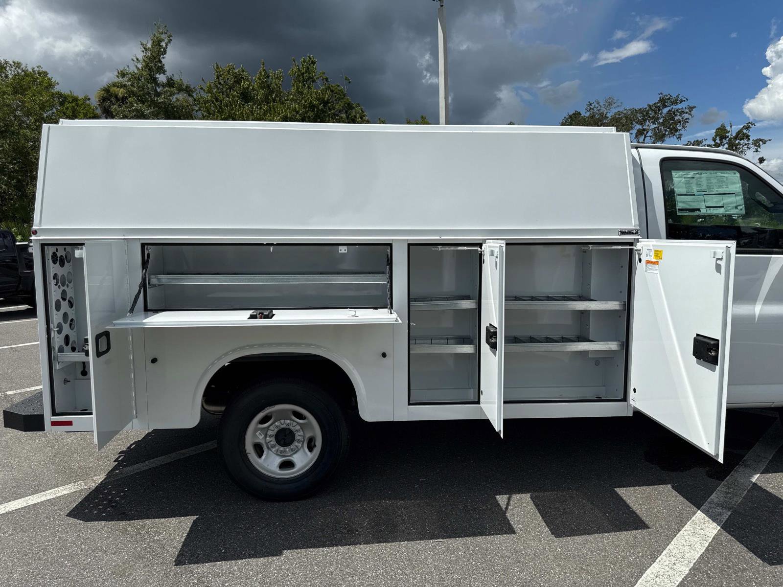 2025 Chevrolet Express Cutaway 3500 photo 3