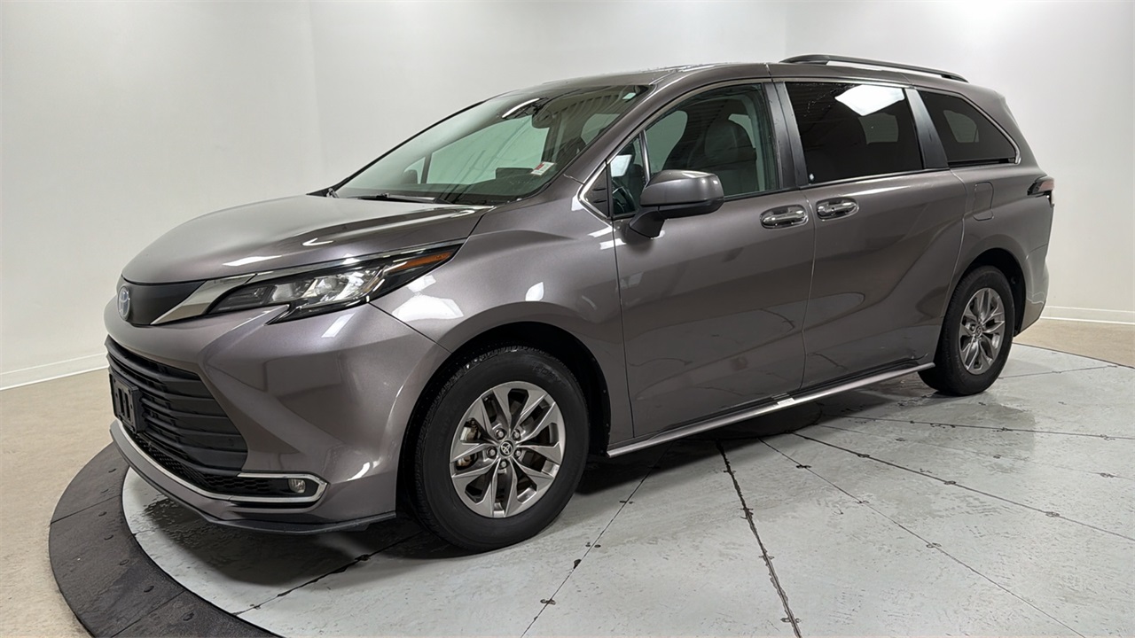 2023 Toyota Sienna XLE's photo