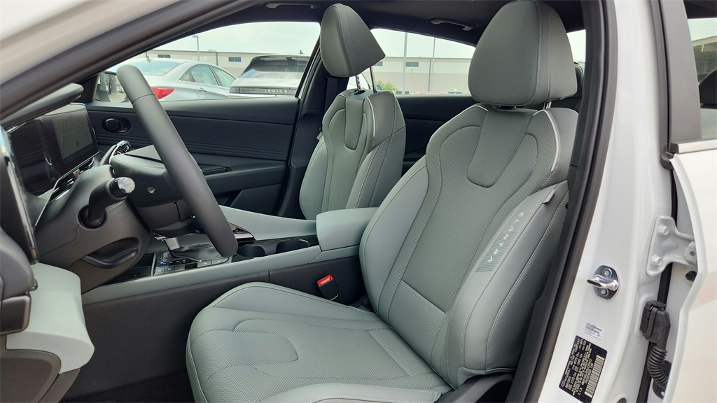 2025 Hyundai Elantra Hybrid Limited photo 18