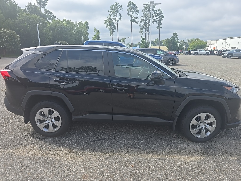 2022 Toyota RAV4 LE photo 4