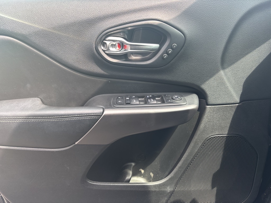 2019 Jeep Cherokee Limited photo 2