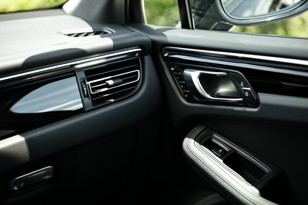 2024 Porsche Macan T photo 28