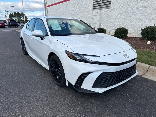 2025 Toyota Camry SE's photo
