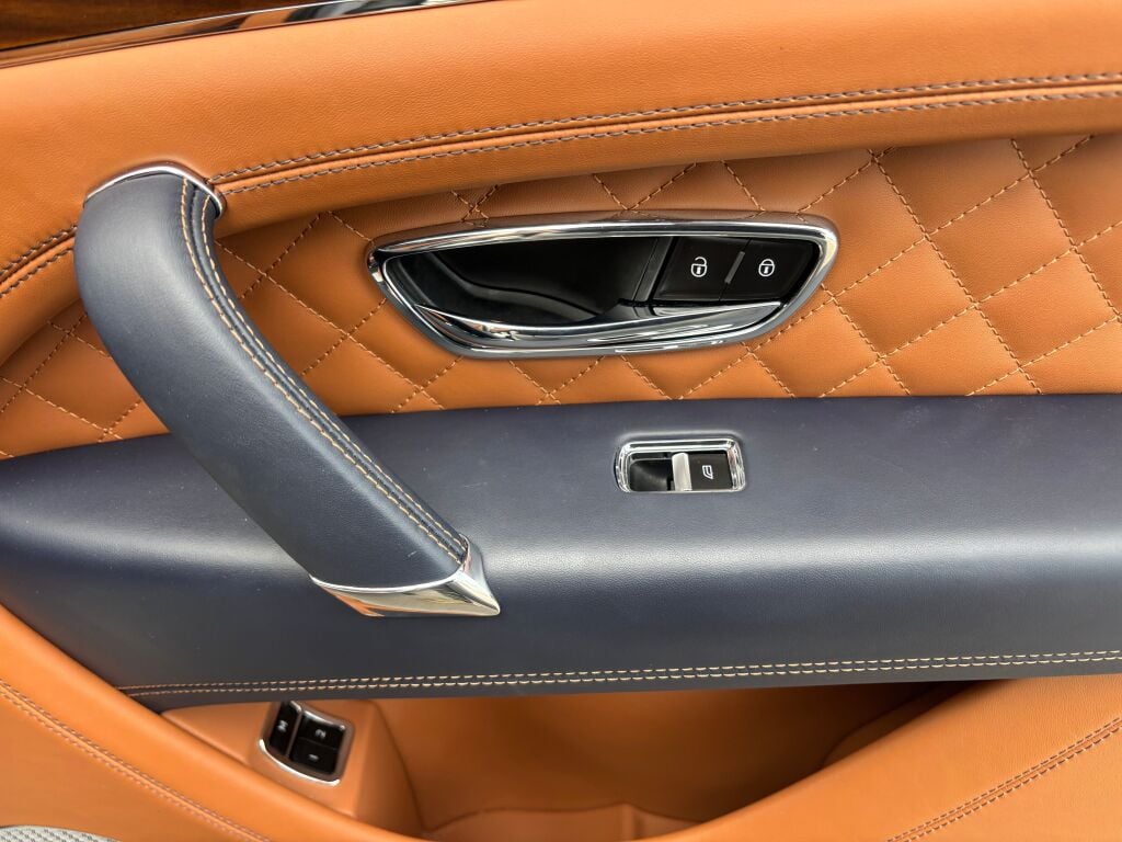 2019 Bentley Bentayga V8 photo 17
