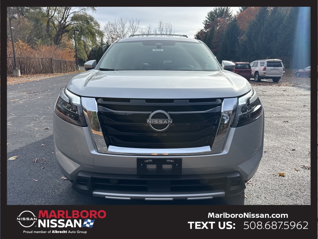 2025 Nissan Pathfinder SL photo 2