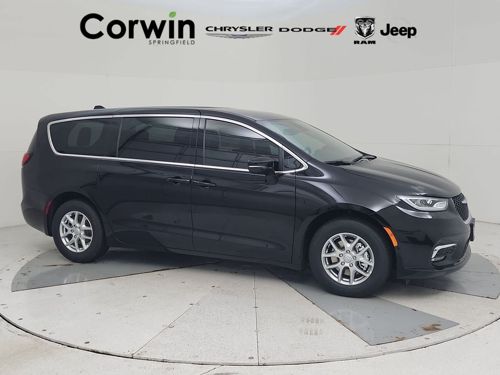 2026 Chrysler Pacifica Select's photo