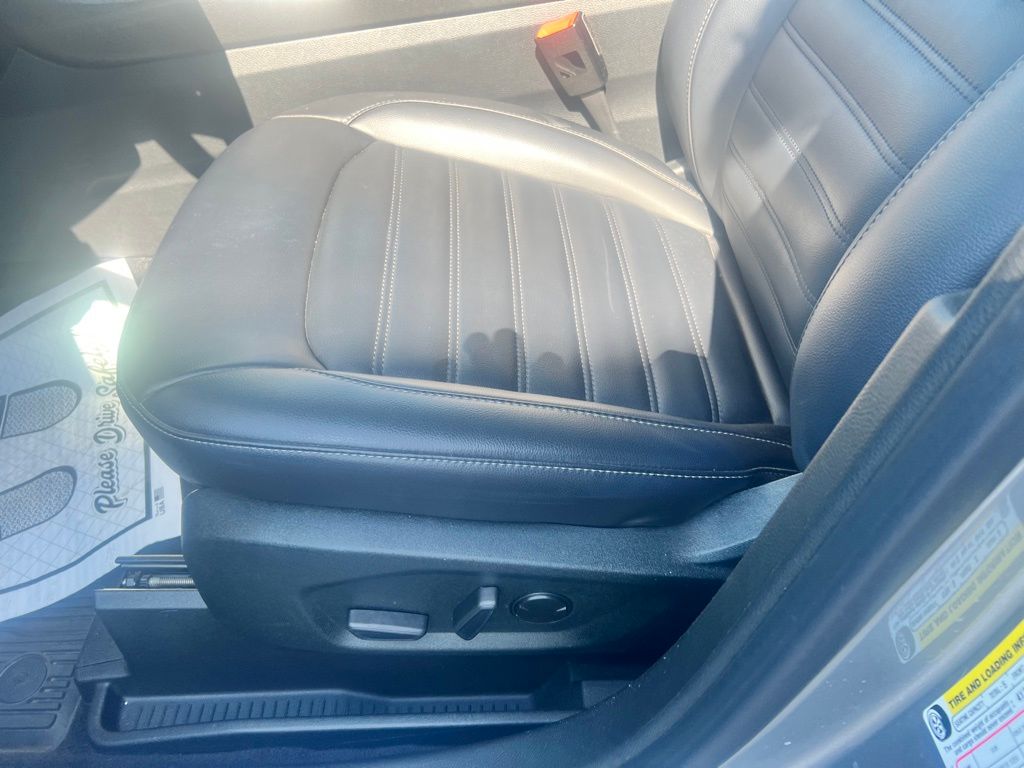 2022 Ford Edge SEL photo 5