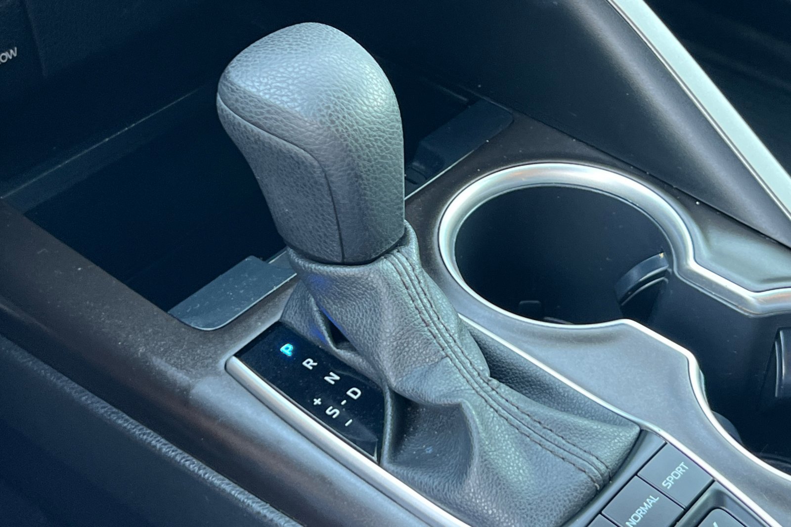 2022 Toyota Camry Hybrid LE photo 18
