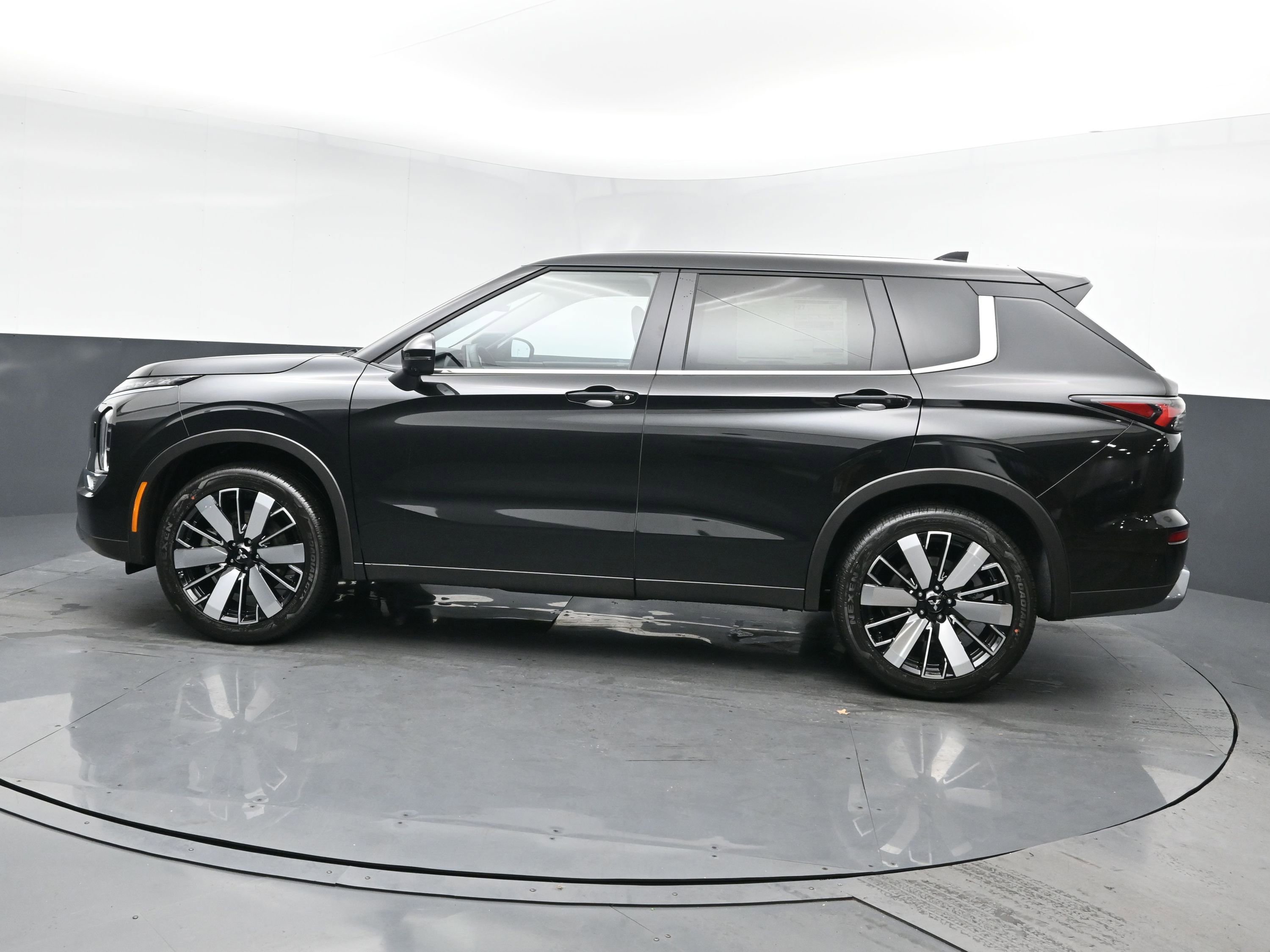 2026 Mitsubishi Outlander SE photo 2