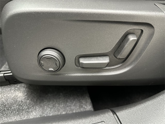 2025 Volvo XC40 Plus photo 4