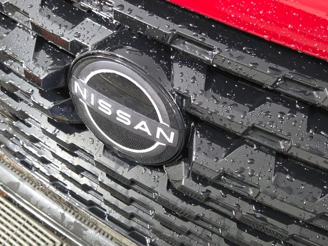 2023 Nissan Kicks SR photo 3