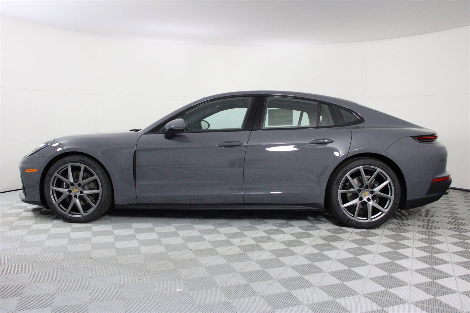 2025 Porsche Panamera 4 photo 2