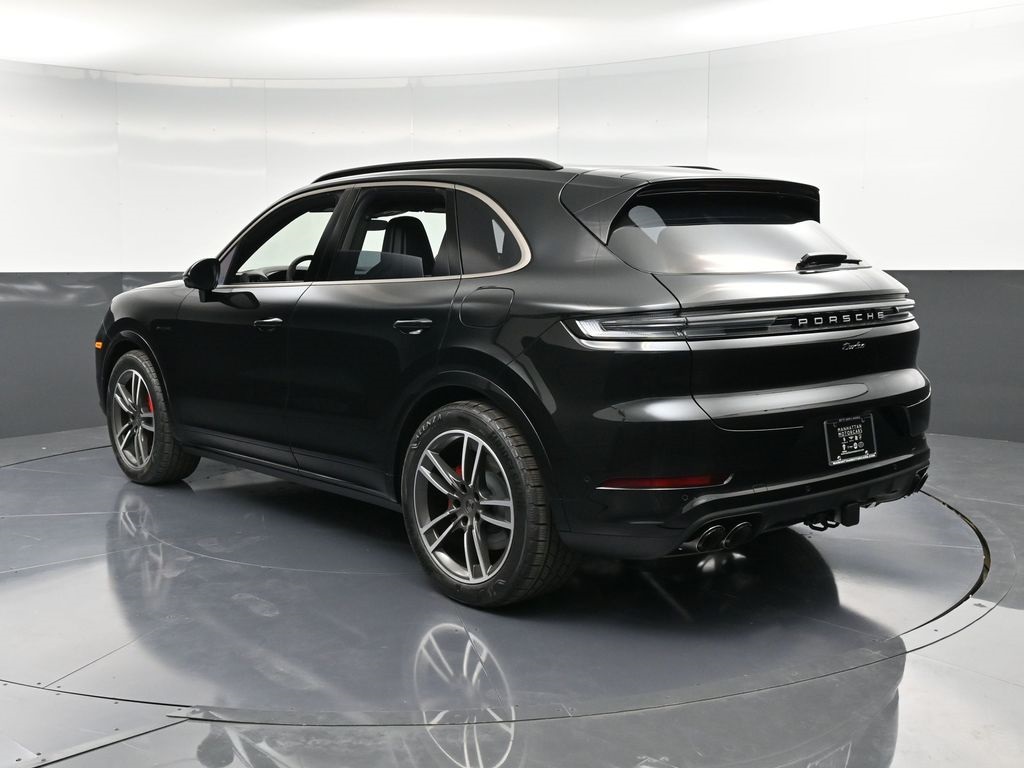 2025 Porsche Cayenne Turbo E-Hybrid photo 2