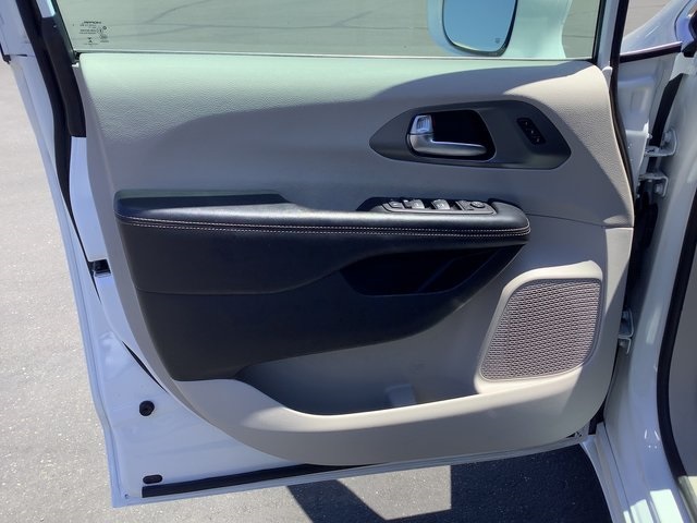 2022 Chrysler Pacifica Touring L photo 9