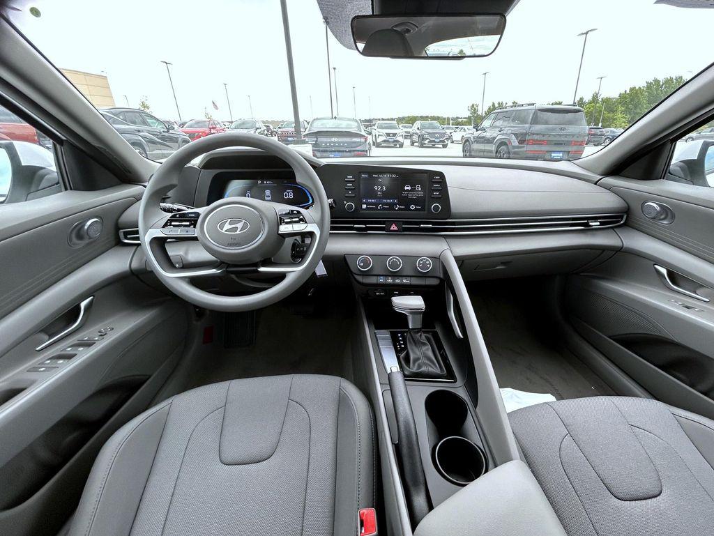2025 Hyundai Elantra SE photo 12