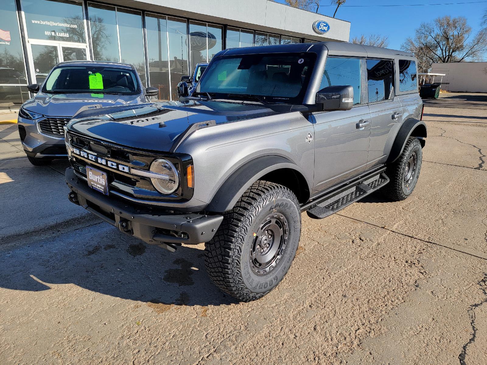 2024 Ford Bronco Outer Banks photo 2