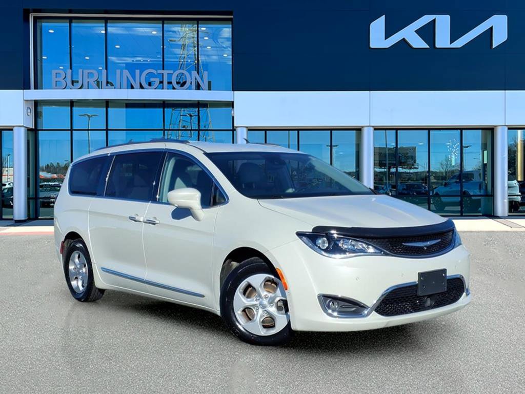 2017 Chrysler Pacifica Touring L Plus's photo