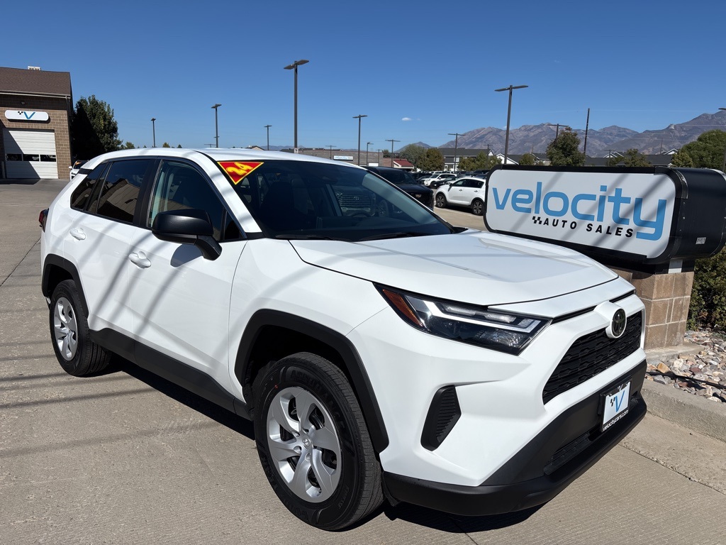 2024 Toyota RAV4 LE's photo